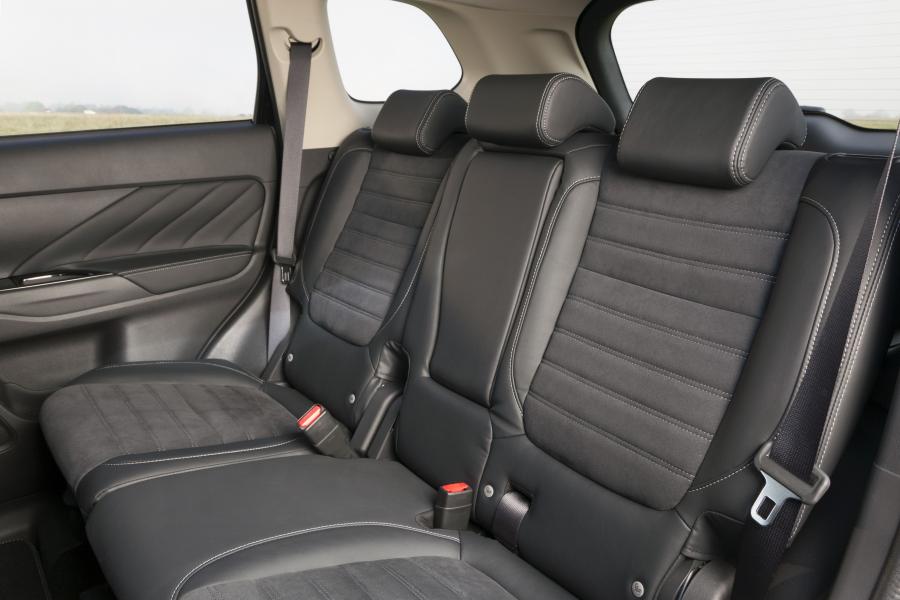 Интерьер Mitsubishi Outlander PHEV Juro 2016 года  (UK) (фото 45 из 46)